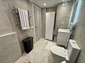 Douche, sèche-cheveux, serviettes fournies, savon