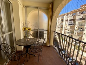 Outdoor dining - Beautiful central apartment with communal pool (Fuengirola)
