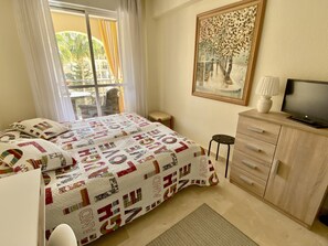 3 bedrooms, desk, iron/ironing board, travel cot
