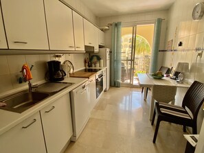 Een koelkast, een microgolfoven, een oven, een kookplaat
