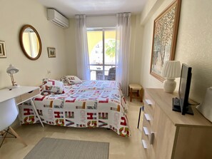 3 slaapkamers, een bureau, een strijkplank/strijkijzer, reisbedje