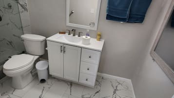 Douche, sèche-cheveux, bidet, serviettes fournies
