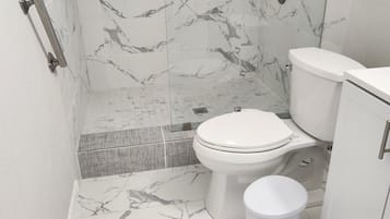 Ducha, secador de pelo, bidé y toallas