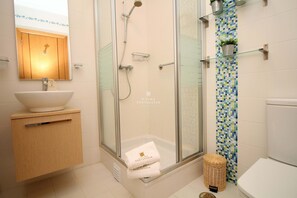 Baignoire, sĂšche-cheveux, serviettes fournies