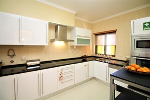 Jääkaappi, mikroaaltouuni, uuni, astianpesukone