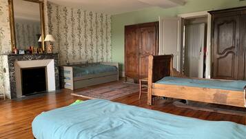 5 bedrooms, iron/ironing board, WiFi