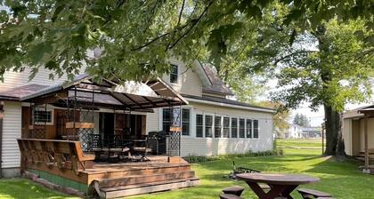 Charming Cecil Cottage Next To Landing!