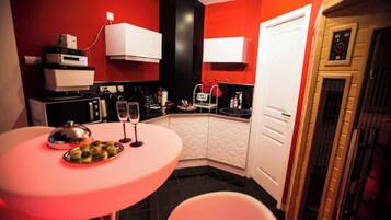 Een koelkast, een kookplaat, een koffiezetapparaat/waterkoker