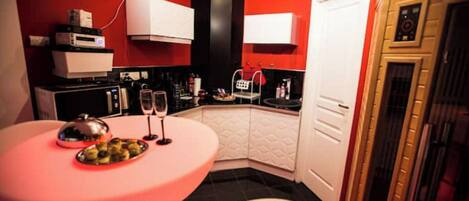 Een koelkast, een kookplaat, een koffiezetapparaat/waterkoker