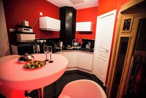 Réfrigérateur, plaque de cuisson, cafetière/bouilloire