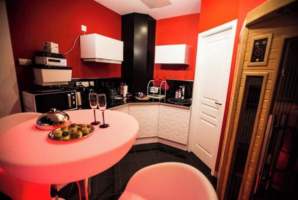 ثلاجة، موقد طهي مسطح، ماكينة لصنع القهوة/الشاي، غلّاية كهربائية