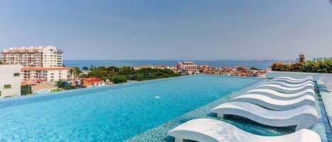 Tagterrassepool, en pool med baner, liggestole