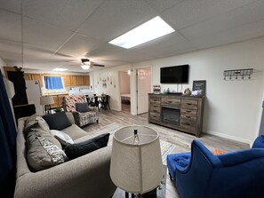 Fernseher, Kamin, Bücher