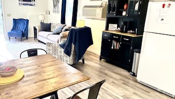 Télévision, cheminée, livres