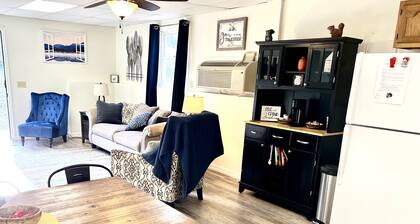 The Fuzziesquirel1 2 bdrm, Boat Parking, Near LBL Lakes & Beach