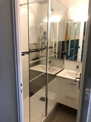 Douche, séchoir à cheveux, serviettes fournies, savon