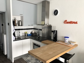 Een koelkast, een microgolfoven, een oven, een kookplaat
