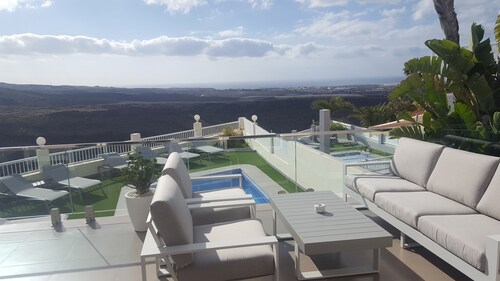 Holiday House with Sea View and Private Pool