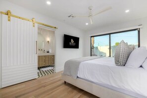 4 Schlafzimmer, Schreibtisch, Bügeleisen/Bügelbrett, Reisekinderbett