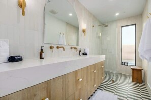 Douche, sèche-cheveux, serviettes fournies