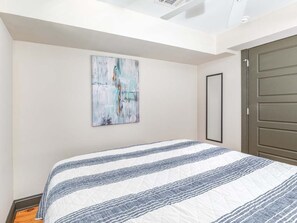 1 bedroom, iron/ironing board, Internet, bed sheets - Waldburg Garden | Pet Friendly, Historic Savannah! (Savannah)