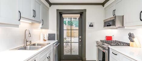 Jääkaappi, mikroaaltouuni, uuni, liesi