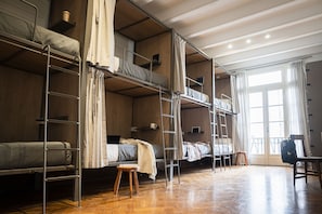 Gemeinsamer Standard-Schlafsaal | Daunenbettdecken, Select-Comfort-Betten, schallisolierte Zimmer