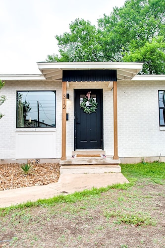 "The Brixley House" off the Kerrville River Trail w/Private Backyard