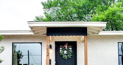 "The Brixley House" off the Kerrville River Trail w/Private Backyard