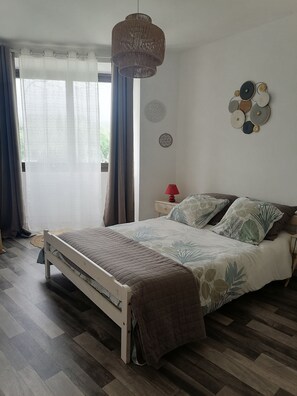 5 bedrooms, desk, travel cot, free WiFi