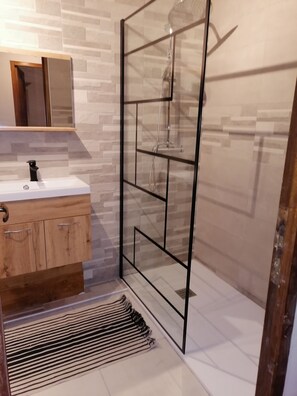 Een douche, een haardroger, handdoeken, zeep