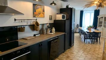 Kühlschrank, Mikrowelle, Ofen, Herdplatte