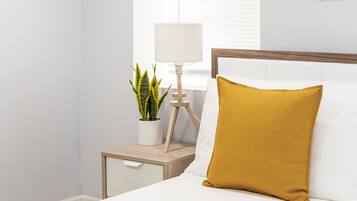 1 habitación, tabla de planchar con plancha y cuna de viaje