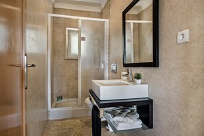 Badewanne, Haartrockner, Handtücher