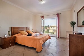 4 bedrooms, iron/ironing board, WiFi, bed sheets - Villa Das Oliveiras, Large grounds, walk to Marina (Albufeira)