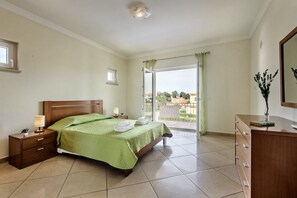 4 bedrooms, iron/ironing board, WiFi, bed sheets - Villa Das Oliveiras, Large grounds, walk to Marina (Albufeira)