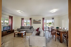 TV, DVD player - Villa Das Oliveiras, Large grounds, walk to Marina (Albufeira)