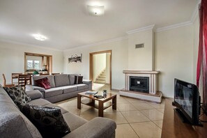TV, DVD player - Villa Das Oliveiras, Large grounds, walk to Marina (Albufeira)