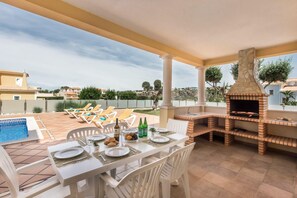 Outdoor dining - Villa Das Oliveiras, Large grounds, walk to Marina (Albufeira)
