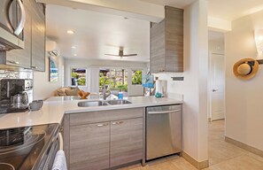 Fridge, microwave, oven, stovetop - 87-1 Escape to Paradise at Puamana's Hale Nalu (Lahaina)