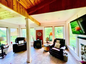 Een televisie, een open haard en een stereo