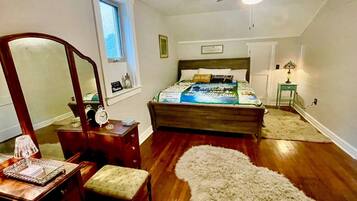 4 sovrum, skrivbord, strykjärn/strykbräda och resesäng