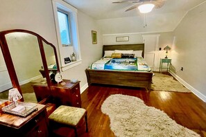 4 slaapkamers, een bureau, een strijkplank/strijkijzer, reisbedje