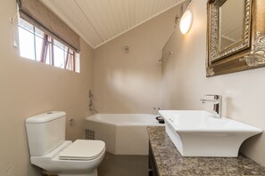 Standard Double Room | Bathroom | Combined shower/tub, free toiletries, hair dryer, towels - Three Thymes Inn (Pretoria)