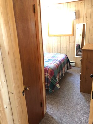 1 habitación, tabla de planchar con plancha, wifi gratis y ropa de cama