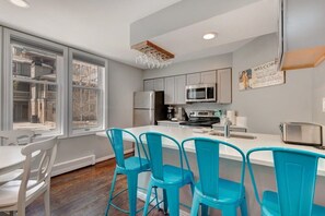 Réfrigérateur, four à micro-ondes, un four, surface de cuisson