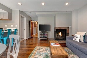 Téléviseur, lecteur de DVD, bureau