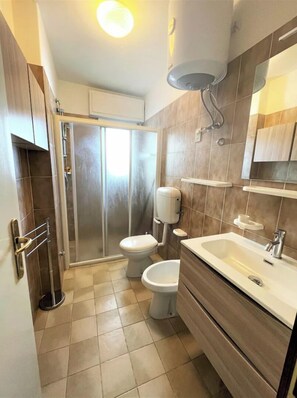Shower, bidet, towels, soap - Apartment in central area ALBATROS - C2 3+2 - C40068 (Bibione)