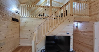 Jack of Hearts. Secluded, Hocking Hills cabin!