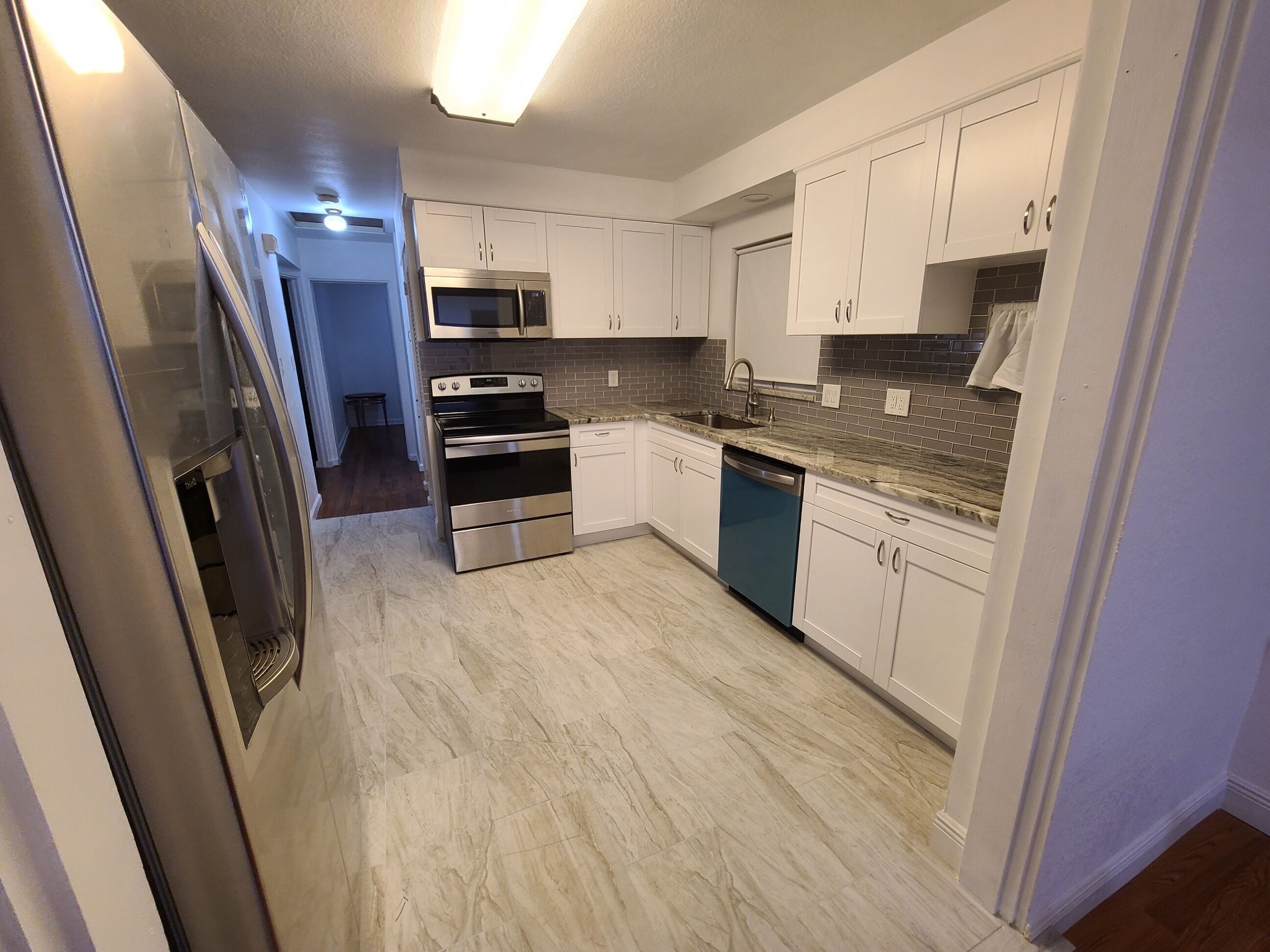 Spacious House, 2 King & 2 Queen Beds, Workspace and Sitting Areas